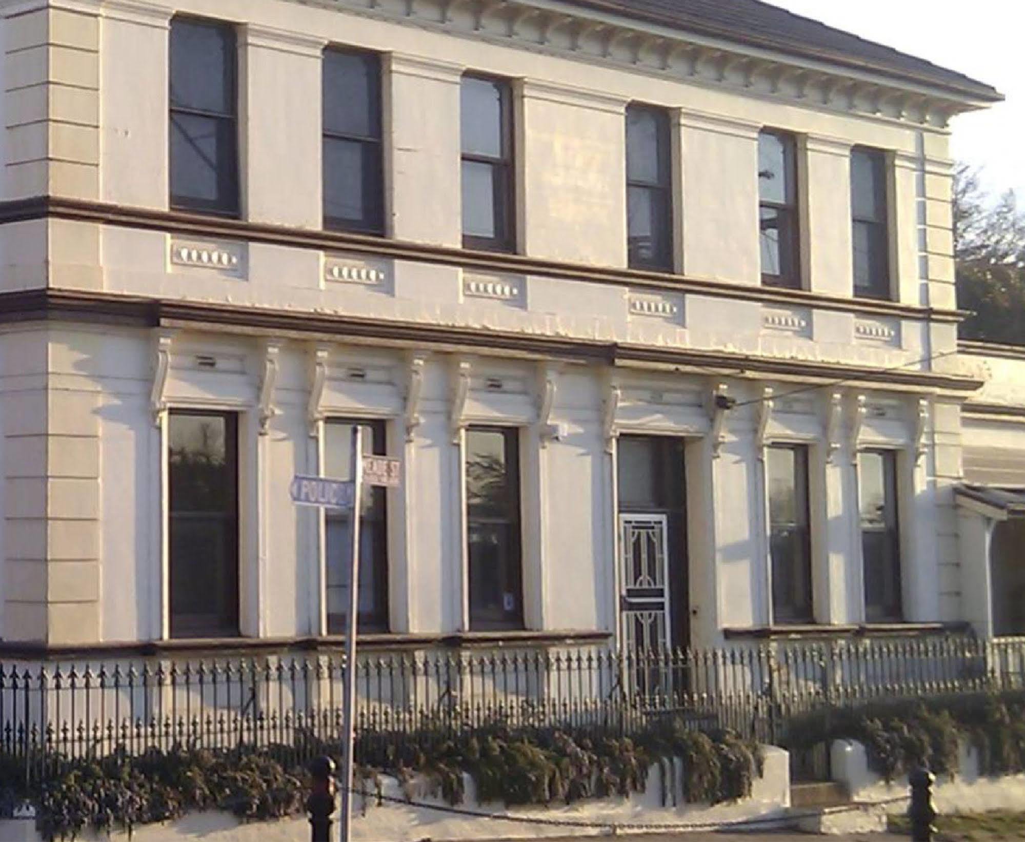 The Bank Guesthouse غلين اينيس المظهر الخارجي الصورة
